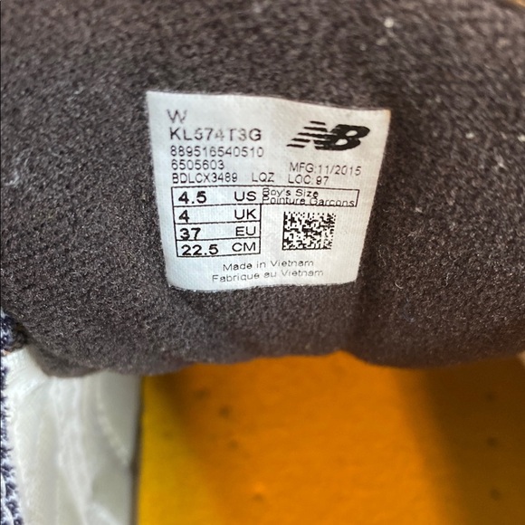 New Balance Orange Red Sneakers with Dynamic Design - Picture 7 of 8